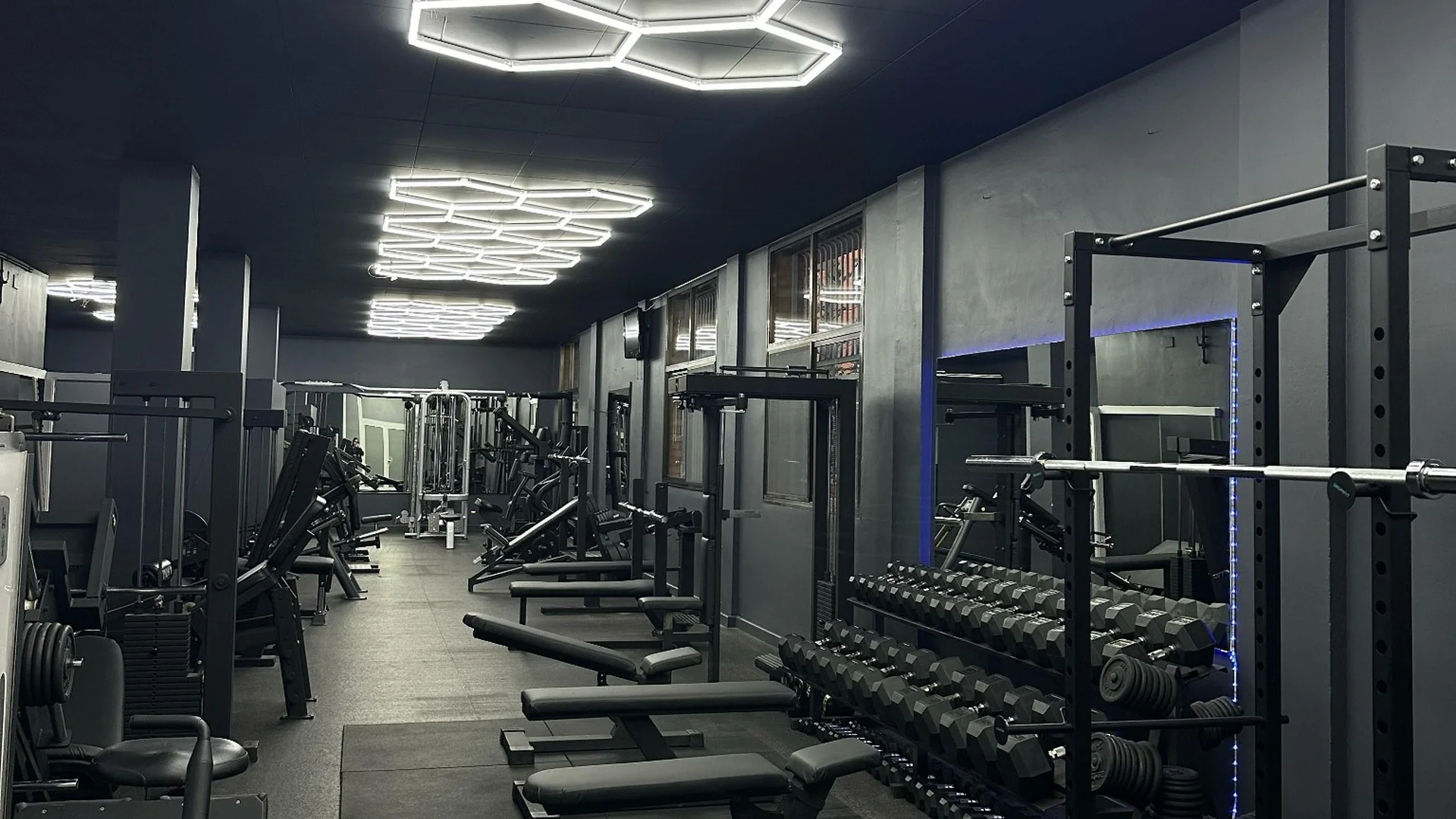 Sala de musculació APPFITGYM amb il·luminació hexagonal